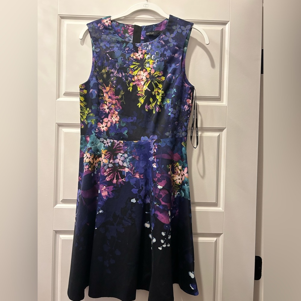 Karen Millen Dress Size 8
Worn twice and dry cleaned